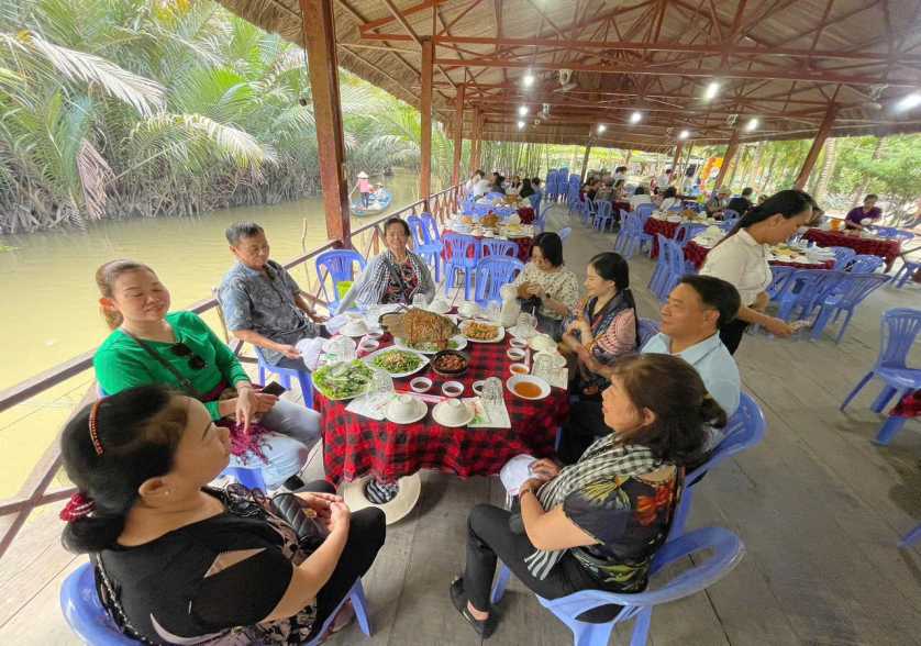 Ăn trưa bên cồn