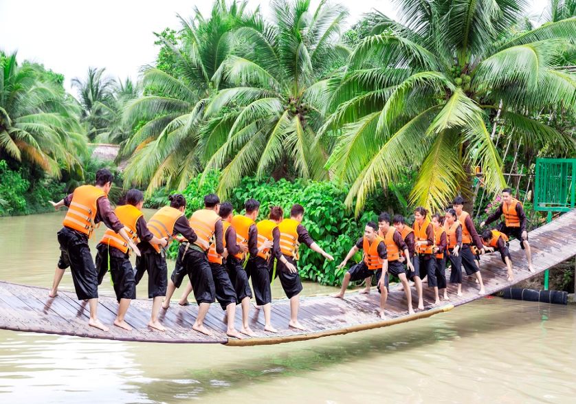 Cầu lắc khu du lịch lan vương Bến Tre