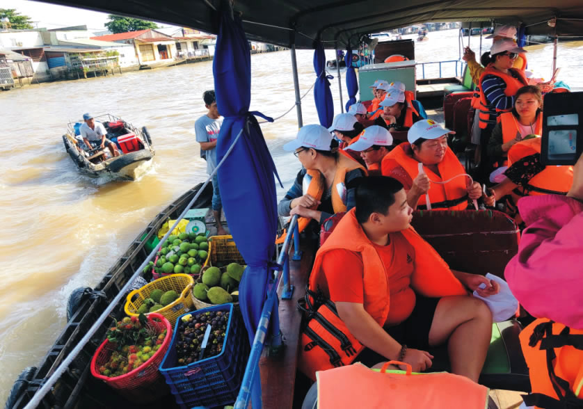 mua trái cây trên chợ nổi