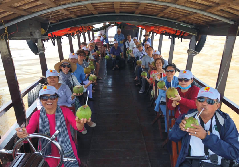 tàu tham quan trên sông -tour my tho bến tre 1 ngày