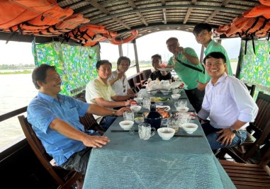 an-trua-tren-tau-du-ngoan-song-cai-be