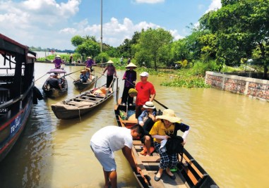 Đi đò chèo trên rạch cây bưởi cù lao Tân Phong - tour cái bè vĩnh long 1 ngày