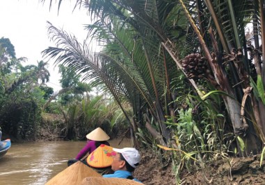 Đi đò chèo trên kênh rạch ở Mỹ Tho