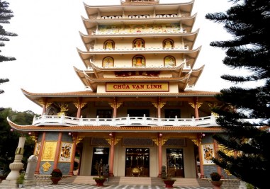 Chùa Vạn Linh trên núi Cấm