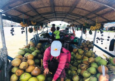 Tàu bán trái cây trên chợ nổi Cái Bè - tour Cái Bè Vĩnh Long 1 ngày