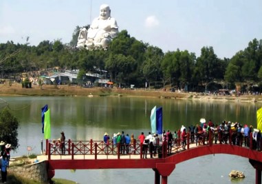 Tượng Phật Di Lặc trên núi Cấm